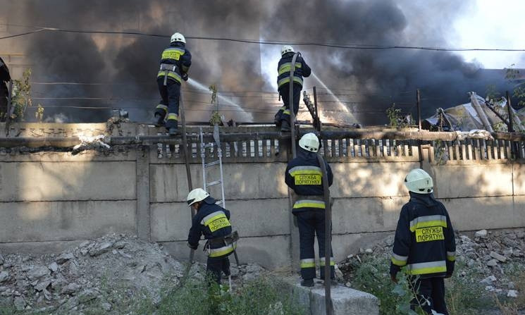 Пожар в Днепре: сотрудники ГСЧС тушили ангар 