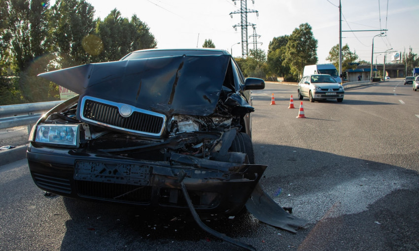 ДТП в Днепре: на Кайдакском мосту столкнулись Audi и Skoda