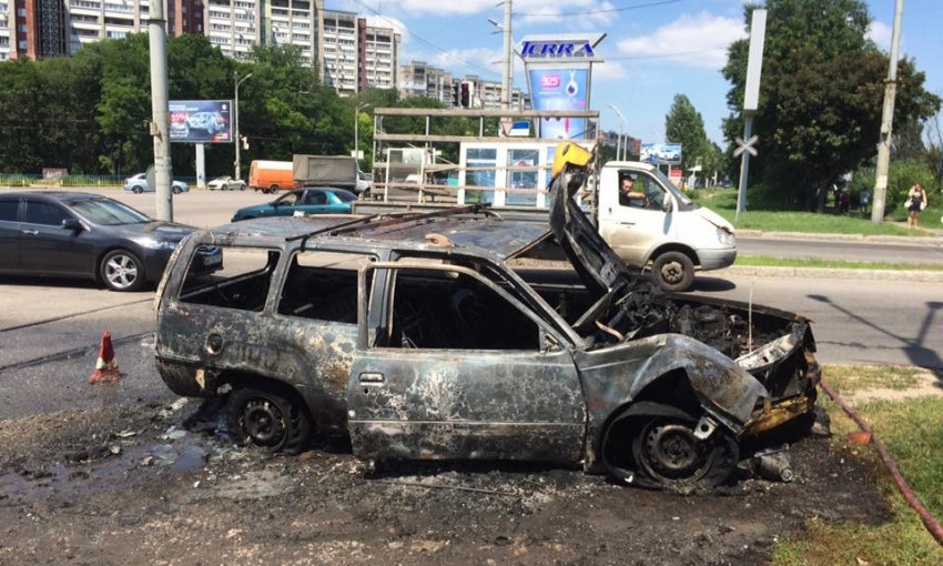 В Днепре полиция вытащила водителя из горящего авто 