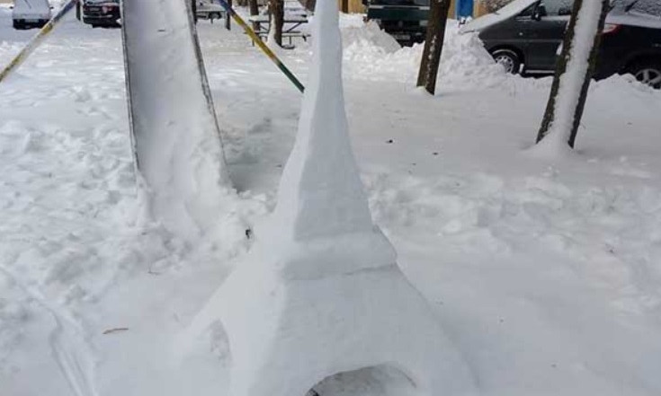 Снежный Днепр: горожане вылепили  из снега Эйфелеву башню