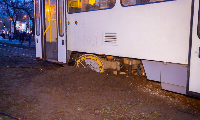 ЧП в Днепре: на Яворницкого трамвай сошел с рельсов