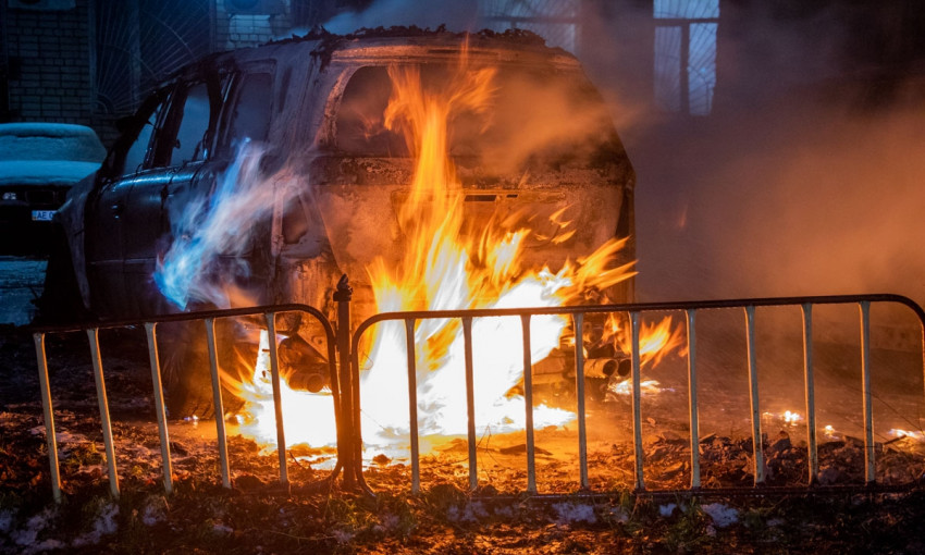 Пожар в Днепре: сотрудники ГСЧС тушили автомобили 