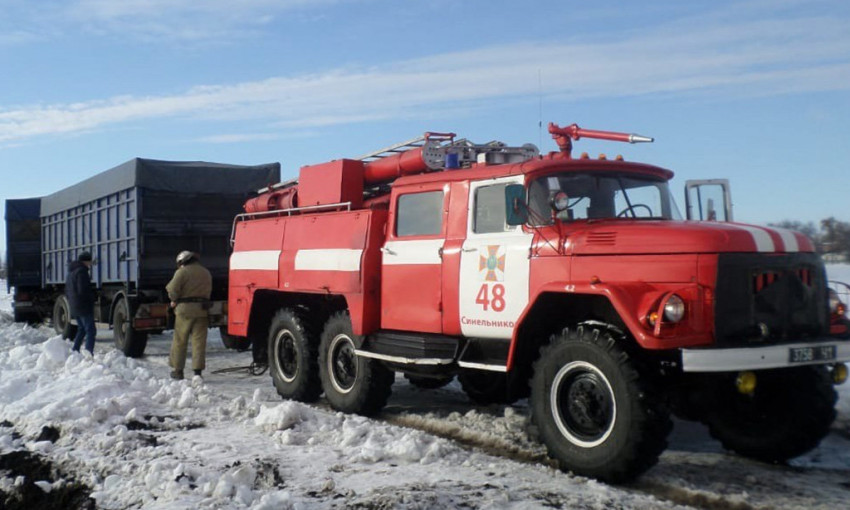 На Днепропетровщине спасатели вытаскивали автомобили из снега 