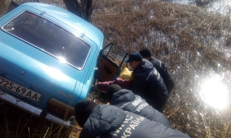 На Днепропетровщине водитель погиб после столкновения с деревом 