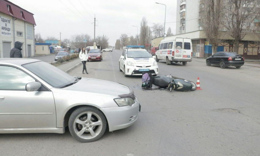 ДТП в Днепре: на Сухомлинского столкнулись автомобиль и мопед