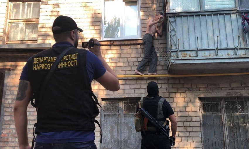 На Днепропетровщине полиция задержала наркодилеров
