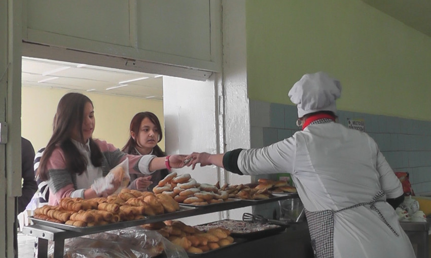 На Днепропетровщине школьникам продают сосиски в тесте без сосисок 