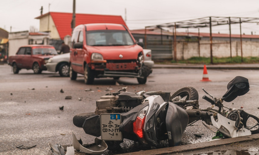 ДТП в Днепре: на Байкальской столкнулись скутер и Renault