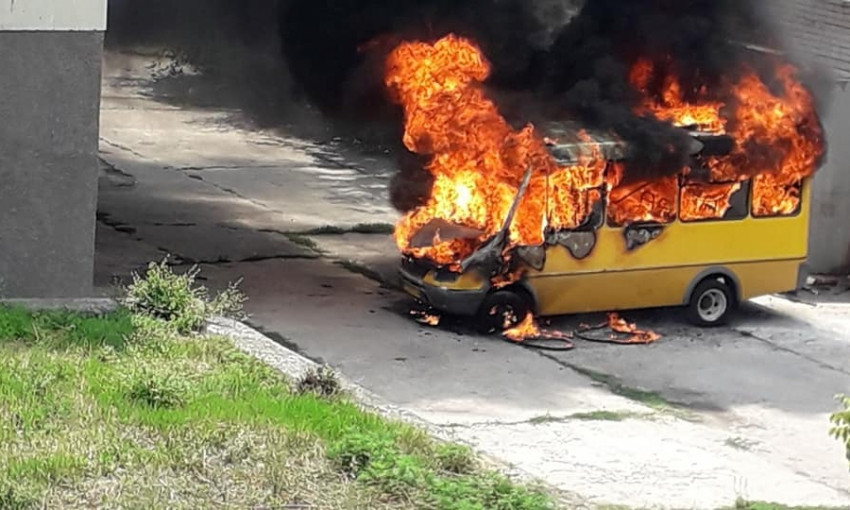 Пожар на Днепропетровщине: сотрудники ГСЧС тушили микроавтобус 