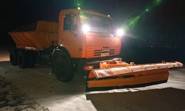 На Днепропетровщине дороги расчищают от снега 