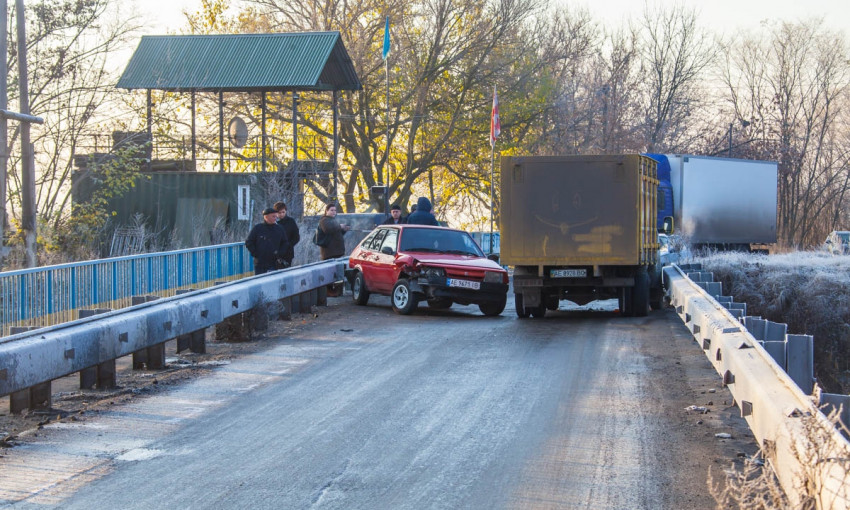 ДТП в Днепре: на мосту столкнулись два авто
