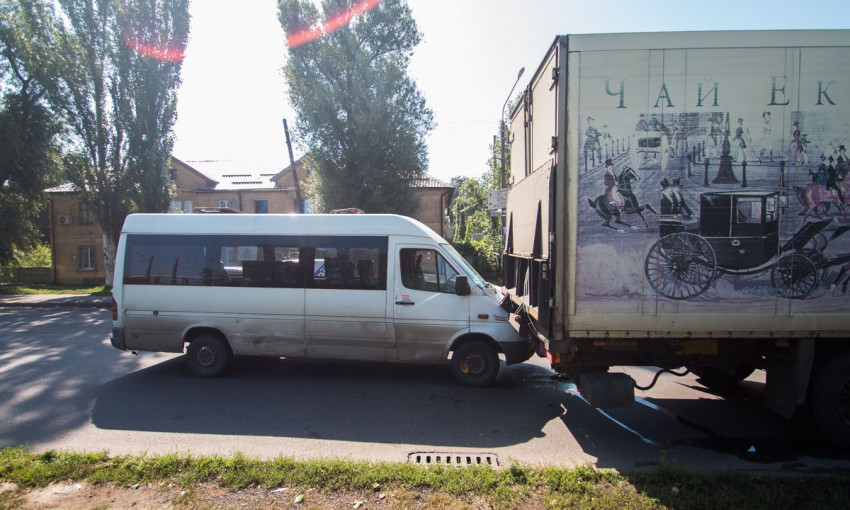 ДТП в Днепре: маршрутка столкнулась с грузовиком 