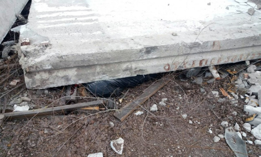 ЧП под Днепром: на мужчину упала бетонная плита