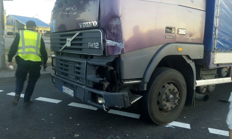 ДТП в Днепре: грузовик врезался в авто