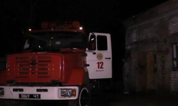 Пожар на Днепропетровщине: сотрудники ГСЧС тушили автомобиль 