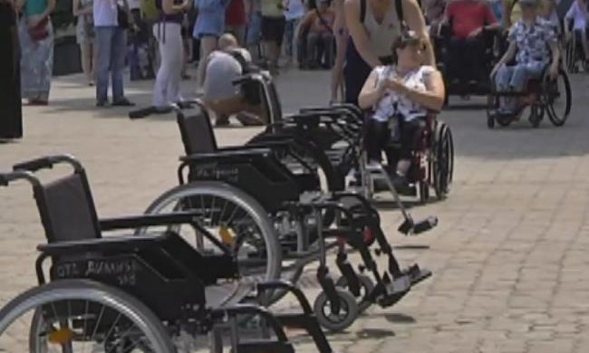 Чиновники Днепра пересели в инвалидные кресла 