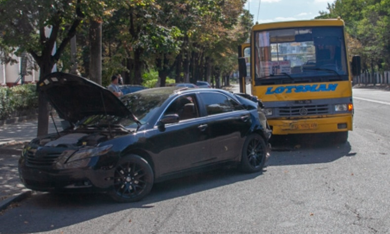 ДТП в Днепре: на Гагарина столкнулись маршрутка № 87б и Toyota