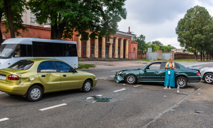 ДТП в Днепре: автомобиль протаранил фонарный столб 