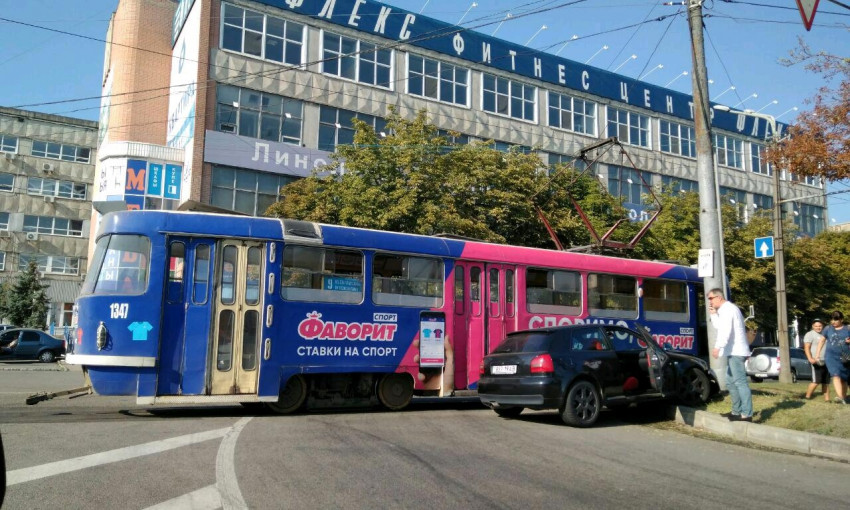ДТП в Днепре: на дороге трамвай прижал авто к столбу
