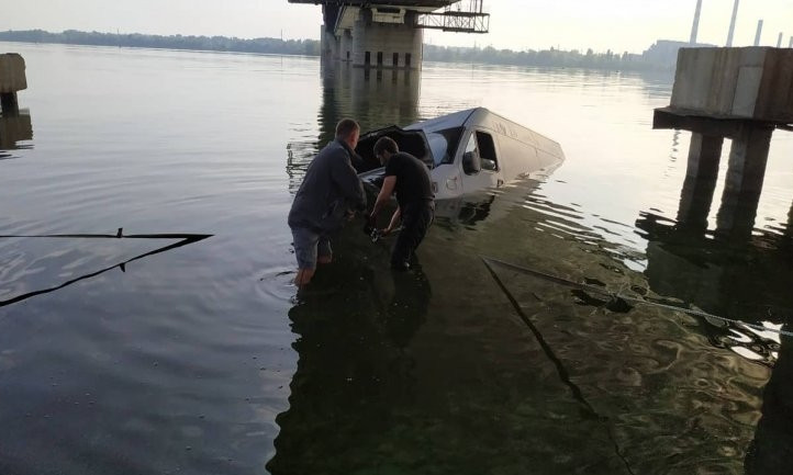 ДТП в Днепре: автомобиль во время остановки скатился в реку