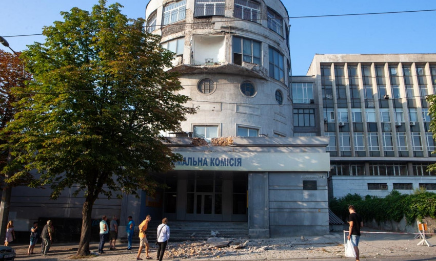 В Днепре с Академии строительства упал кусок фасада
