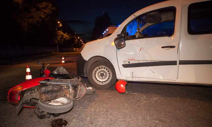 ДТП в Днепре: подростки на мопеде врезались в авто 