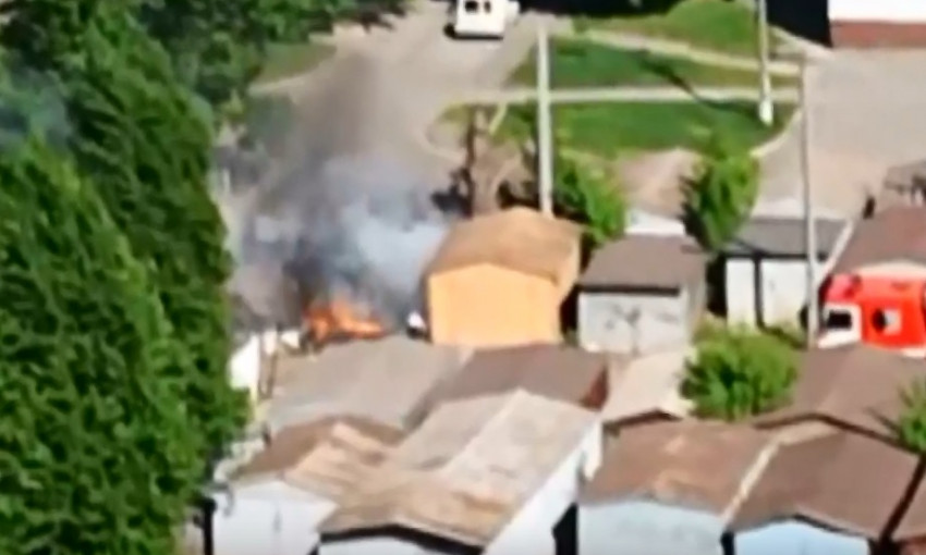 Пожар на Днепропетровщине: спасатели тушили пожар возле гаражей