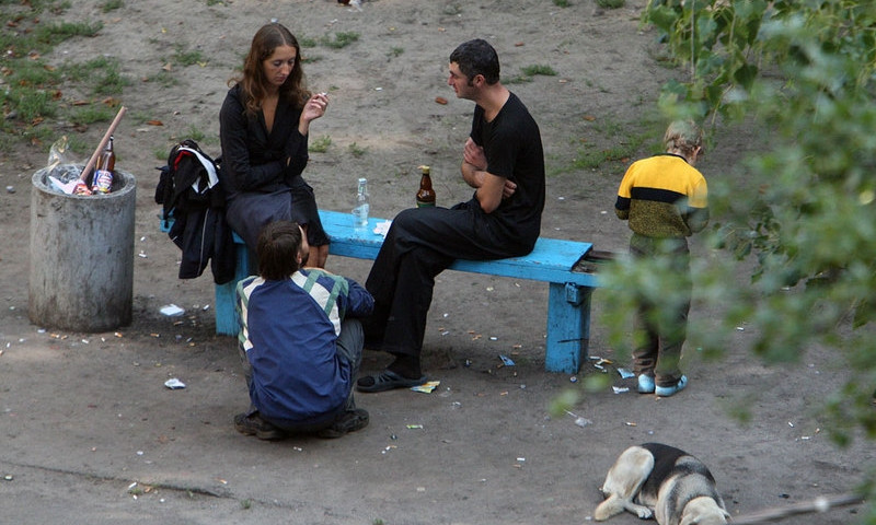 Жители Днепра пьют и курят, не взирая на запреты 