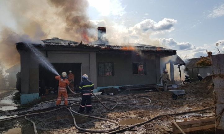 Пожар на Днепропетровщине: сотрудники ГСЧС тушили новостройку
