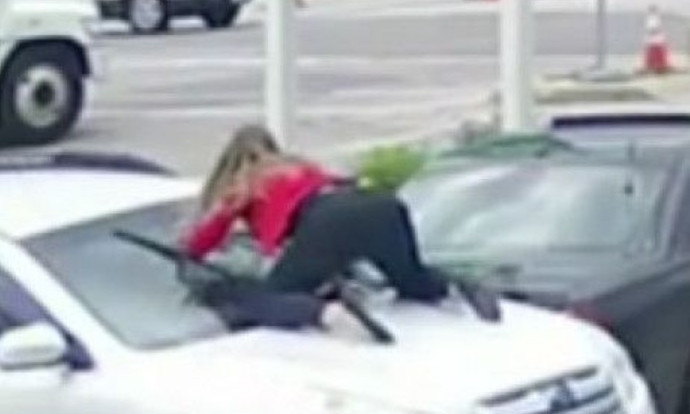 На Днепропетровщине пьяная женщина бросалась на автомобили 