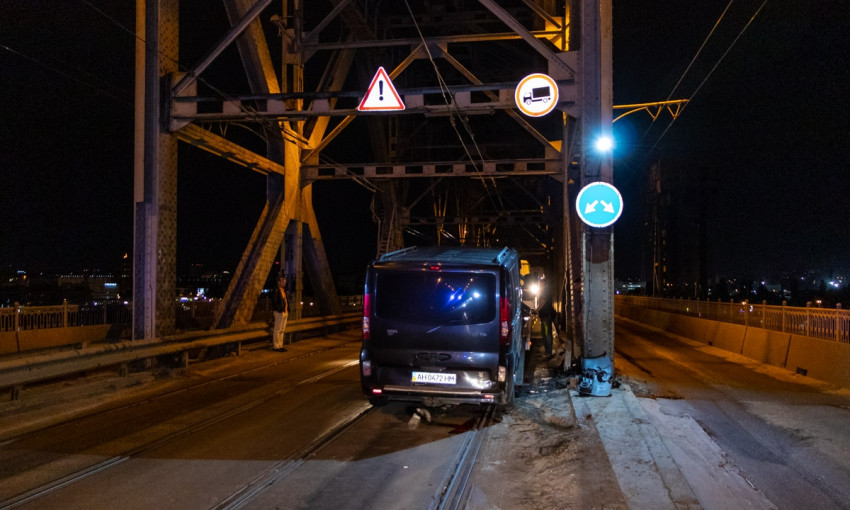 ДТП в Днепре: на Старом мосту микроавтобус влетел в опору