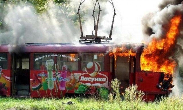 В Днепре загорелся трамвай: во время паники пострадали люди
