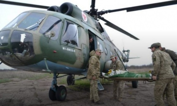В Днепр вертолетом доставили раненого бойца 