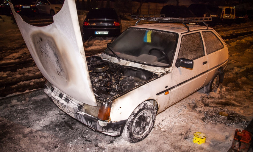 Пожар в Днепре: восьмого марта у девушки загорелся автомобиль 