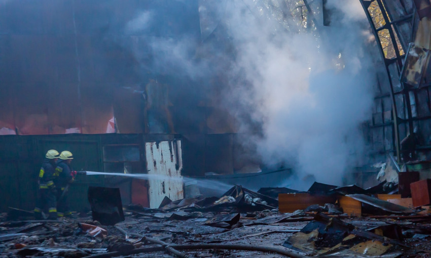 Пожар в Днепре: сотрудники ГСЧС тушили ангар 
