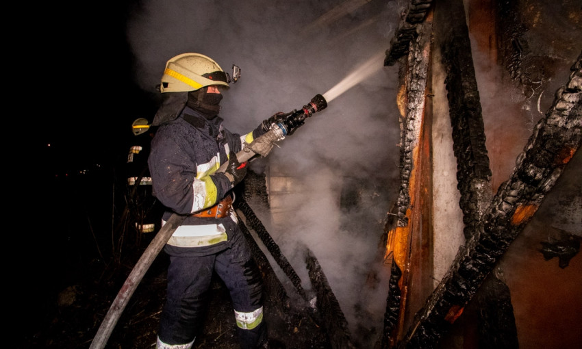 Пожар на Днепропетровщине: сотрудники ГСЧС тушили заброшенное здание