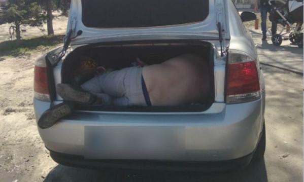 В Днепре пьяный водитель спал в багажнике авто 