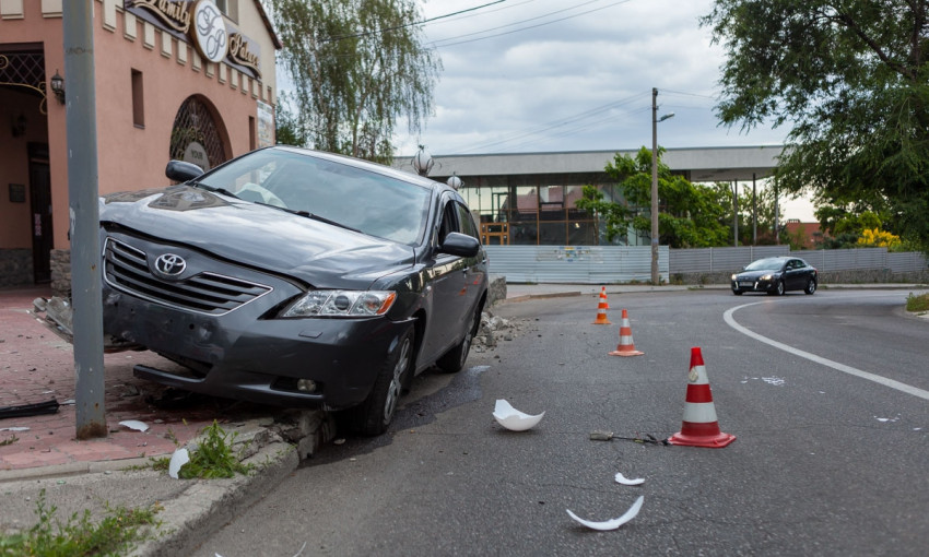 ДТП в Днепре: автомобиль протаранил фонарные столбы