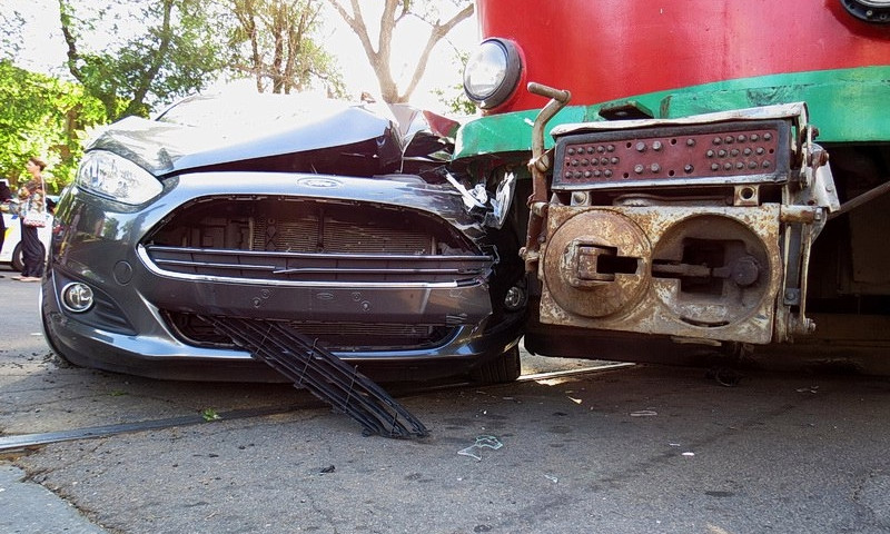 ДТП в Днепре: автомобиль врезался в электротранспорт 