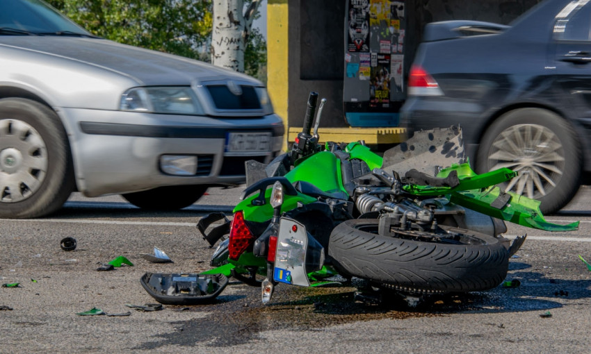 ДТП в Днепре: на дороге столкнулись мотоцикл Kawasaki и Mercedes
