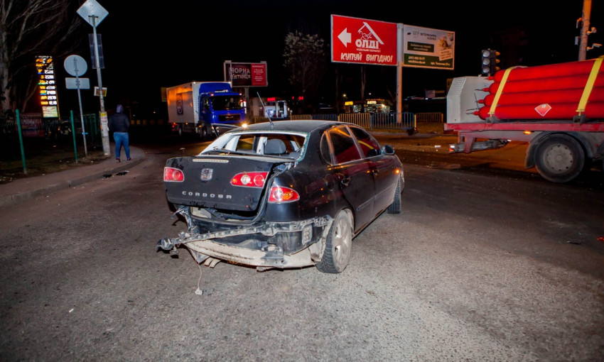 ДТП в Днепре: после аварии автомобиль чуть не врезался в столб
