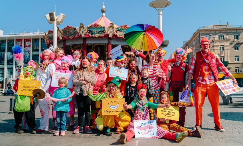 Веселый Днепр: в городе прошел парад клоунов