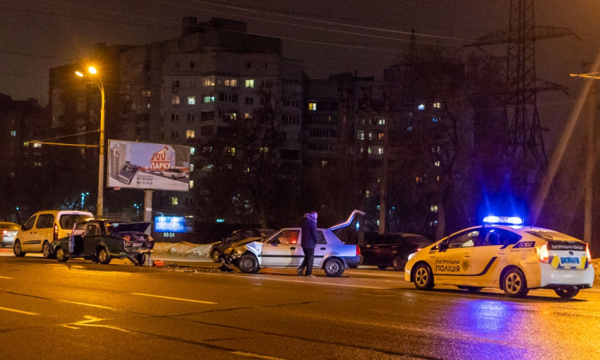 ДТП в Днепре: на Запорожском шоссе столкнулись три авто 