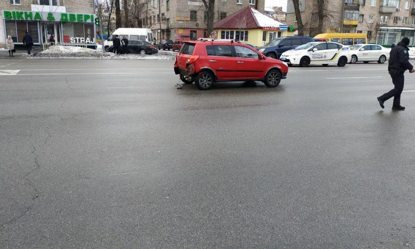 ДТП в Днепре: на Слобожанском проспекте столкнулись два авто 