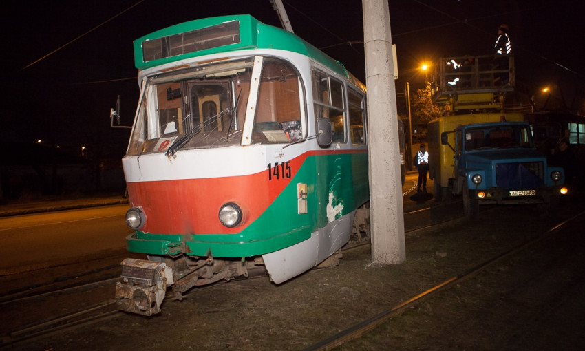 ЧП в Днепре: трамвай № 9 сошел с рельсов