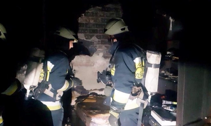 Пожар в Днепре: сотрудники ГСЧС тушили квартиру 