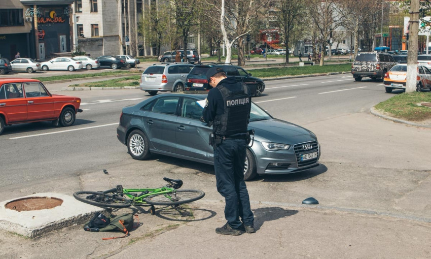 ДТП в Днепре: на Поля столкнулись авто и велосипед