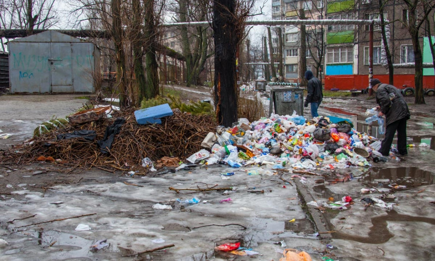 Днепряне недовольны стихийными мусорными свалками во дворах