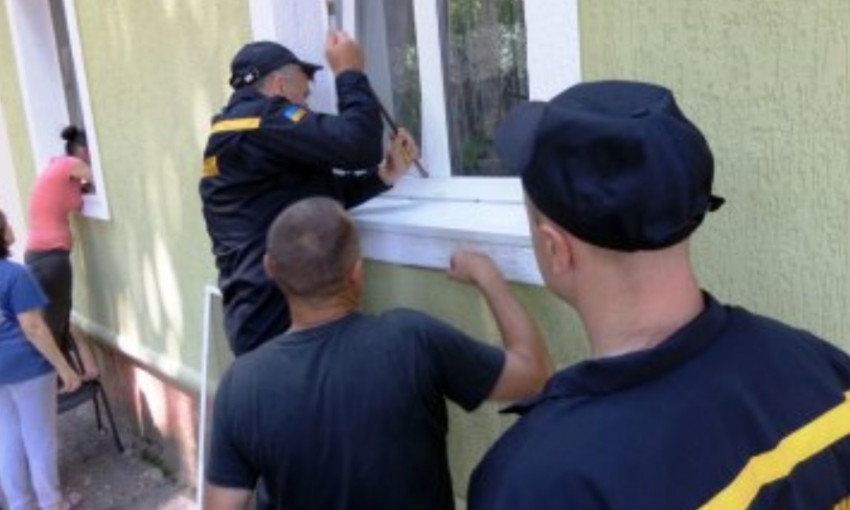 Жительница Днепропетровщины не могла попасть в квартиру из-за сквозняка 