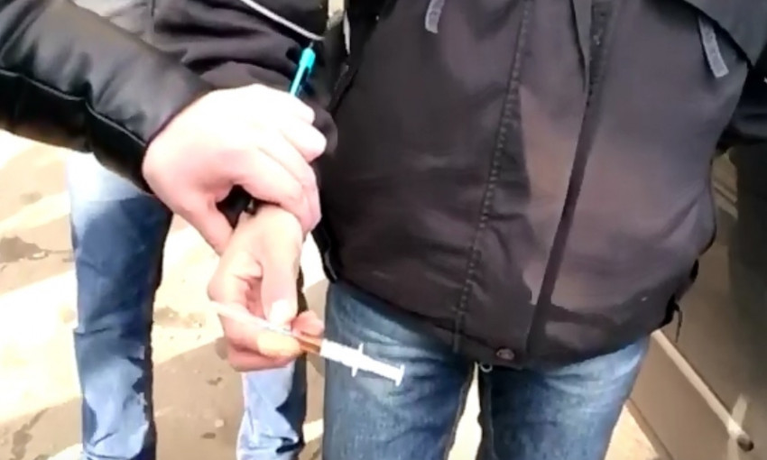 Житель Днепропетровщины торговал наркотиками на улице 